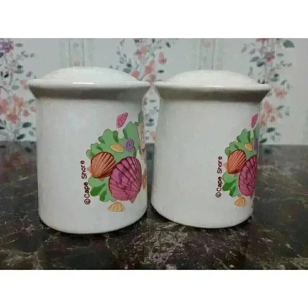 VTG ST CROIX SOUVENIR SALT AND PEPPER SHAKERS  WHITE SEA SHELLS COLLECTABLE